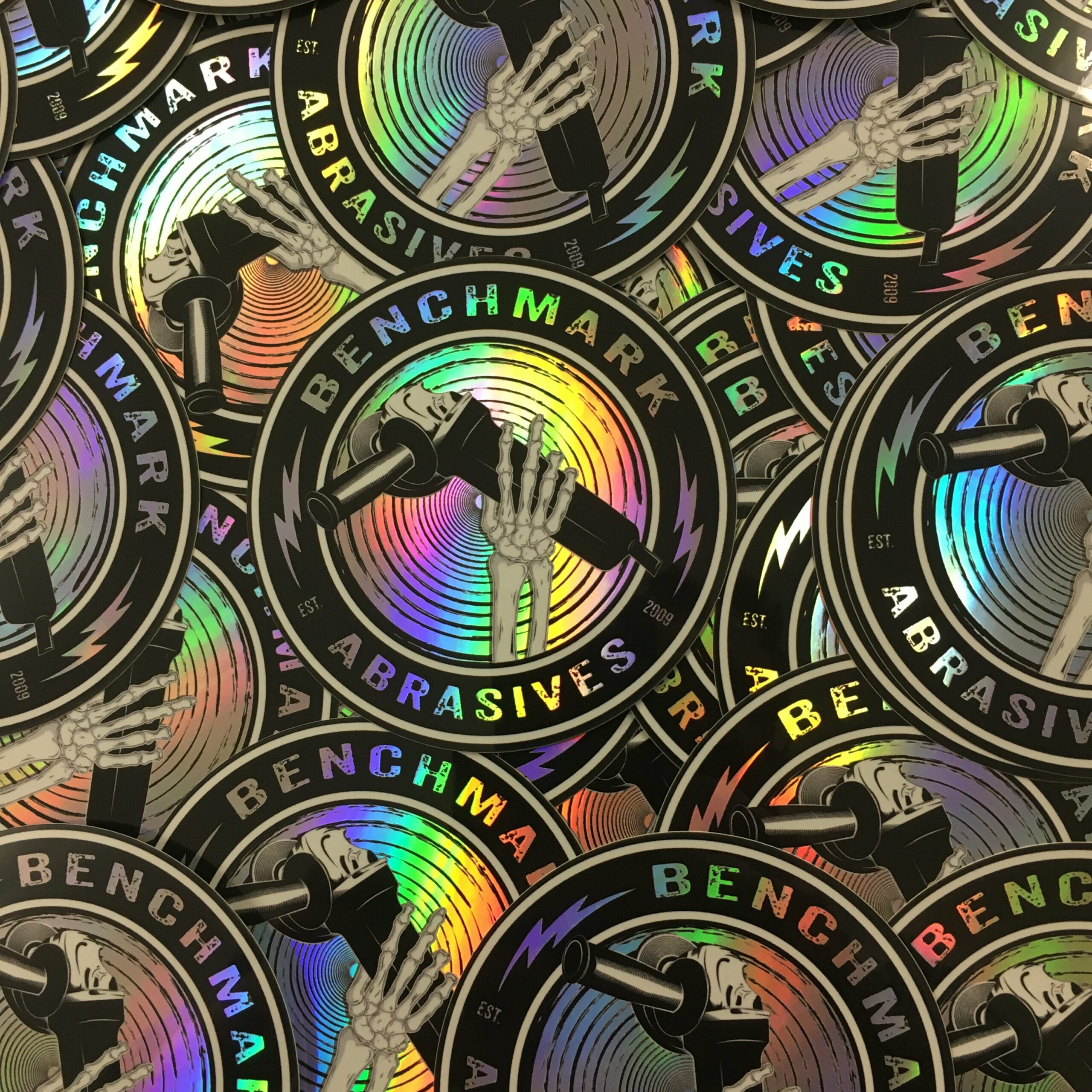 Holograma cu design mână de schelet si text Benchmark Abrasivez pentru securizare si autentificare produse